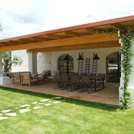 Luxury Borgo Cinera אוסטוני